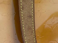 ヌメ革のシミ汚れ モノグラム ヴェルニ ヒューストン ジョーヌ トートバッグ M91055
