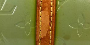 ヌメ革のシミ汚れ モノグラム ヴェルニ ベッドフォード ライムイエロー ハンドバッグ M91006