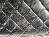 表面のカビ デカマトラッセ 30cm ラムスキン ブラック ショルダーバッグ A04412