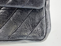 表面のシワ Vステッチ 25cm ラムスキン ブラック ショルダーバッグ