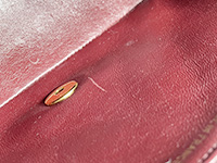 裏地部分のひっかき痕 マトラッセ ダイアナフラップ 22㎝ ラムスキン ブラック ショルダーバッグ A01164