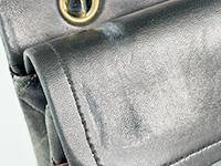 革面の大きなスレ傷 マトラッセ 25㎝ ラムスキン ブラック ショルダーバッグ A01112