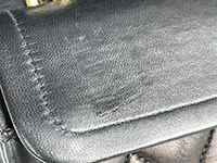 ファスナー持ち手の接触跡 マトラッセ 23㎝ ラムスキン ブラック ショルダーバッグ A01113
