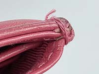 縫い糸のほつれ マトラッセ クラシック フラップ ウォレット ラムスキン ピンク 長財布