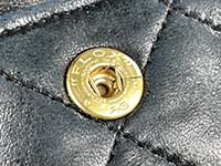 ボタン金具の亀裂 マトラッセ 23㎝ ラムスキン ブラック ショルダーバッグ A01113