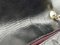 フラップの折りジワ マトラッセ 25㎝ ダイアナフラップ ラムスキン ブラック ショルダーバッグ A01165