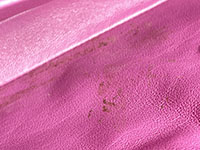 内装の付着汚れ チョコバー ラムスキン ピンク ショルダーバッグ A15316