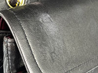 フラップの押し跡 マトラッセ 25㎝ ラムスキン ブラック ショルダーバッグ A01112