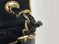 付け根のほつれ ミニマトラッセ 18㎝ サテン ブラック ゴールド ショルダーバッグ A01115